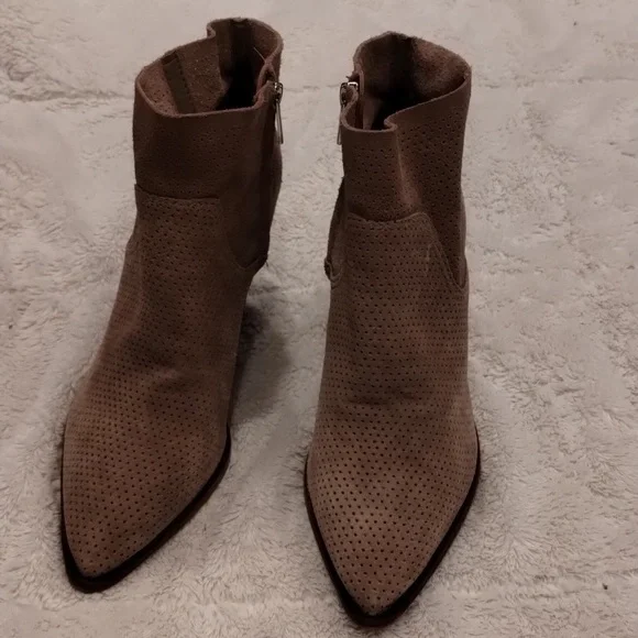 Vince Camuto Welland Sable Suede Pointed Toe Block Heel Ankle Booties EUC - Picture 6 of 10